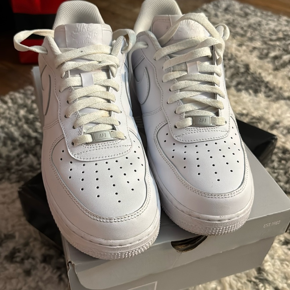 White Nike Air Force 1 low